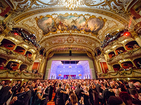 Ballgäste im prunkvollen Saal der Oper Graz während der Opernredoute