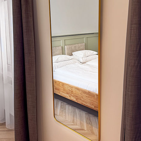 Modernes Business Zimmer im Hotel Gollner Graz mit hellem Design und komfortabler Ausstattung