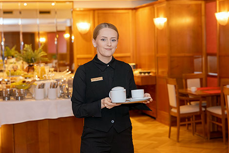 Mitarbeiterin im Frühstück Hotel Gollner Graz