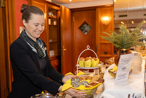 Betreuung des Frühstücksbuffets im Hotel Gollner Graz